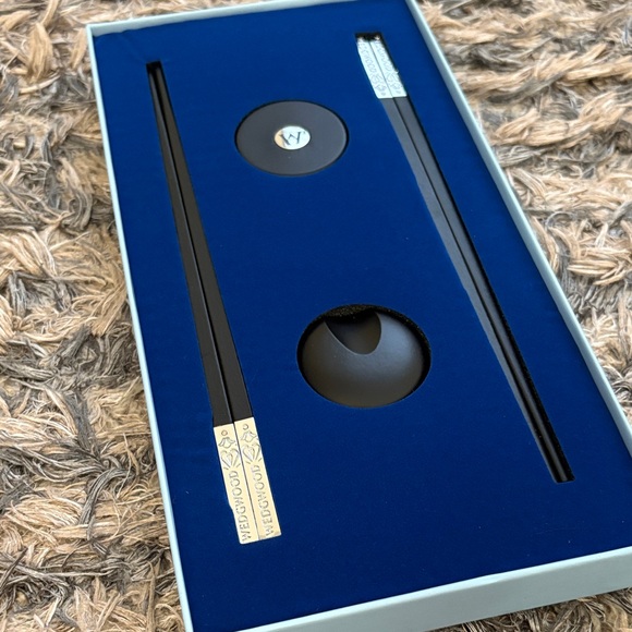 New! High-end Wedgwood Black and Blue Chopsticks Gift Set - Picture 3 of 9
